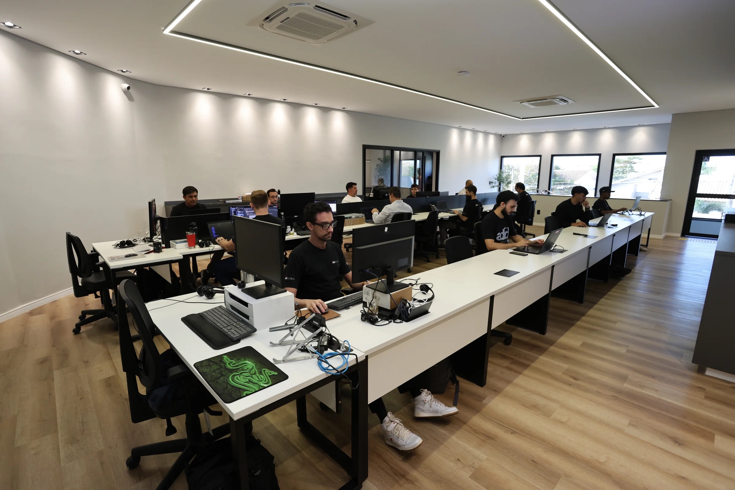 Pessoas trabalhando no ambiente de tecnologia da Add Solution
