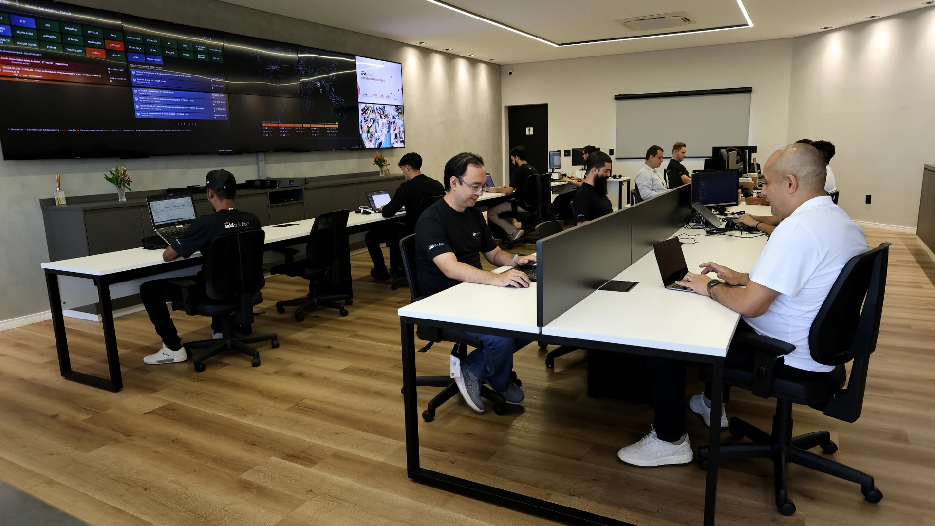 Profissionais do NOC da Add Solution em atividade operacional